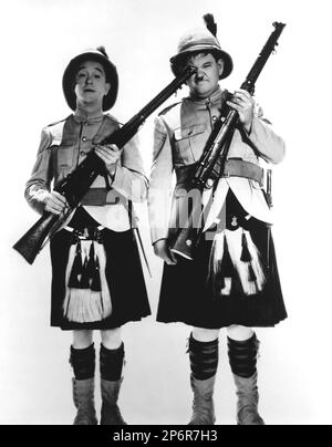 1935 , Etats-Unis : STAN LAUREL et OLIVER HARDY in BONNIE SCOTLAND ( Gli allegri eroi ) Par James W. Horne .- CINÉMA - FILM - portrait - ritratto - Hat - cappello - attore - attrice - comico - comici - COMÉDIE - tartan de goélette - uniforme militaire - divisa uniforme militare - Scozia - scozzese - scozzesi - fucile - canon - arma - occhio - Eye - COMICO - COMICHE - STANLIO e OLLIO - FILM - kilt ---- Archivio GBB Archivio Banque D'Images