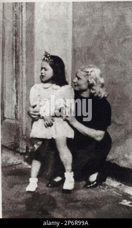 1947 CA , Chiavari , Italie : la célèbre chanteuse italienne RITA PAVONE ( née à Turin le 23 août 1945 ) Quand était enfant avec sa mère - MUSIQUE POP - MUSICA LEGERA - portrait - ritratto - personalità da giovane bambino da piccolo - personnalité personnalités célébrités quand était jeune enfant enfants - musicista - musicien - cantautore - cantante - chanteur ------ ARCHIVIO GBB Banque D'Images