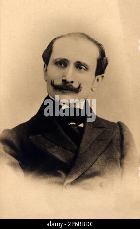 L'écrivain et dramaturge français EDMOND ROSTAND ( 1868 - 1918 ), auteur de la pièce l' AIGLON . Portrait de Bayer , Paris - OTTOCENTO - BELLE EPOQUE - TEATRO - THÉÂTRE - THÉÂTRE - SCRITTORE - LETTERATO - LETTERATURA - LITTÉRATURE - DRAMMATURGO - COMMEDIOGRAFO - écrivain - XIX SIÈCLE - PARIGI - PARIS - baffi - moustache - cravate - cravatta - collier - colletto -- -- Archivio GBB Banque D'Images