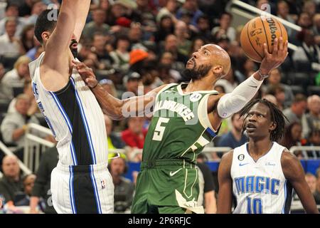 Orlando, Floride, États-Unis, 7 mars 2023, Milwaukee Bucks garde Jevon carter #5 essayer de faire un panier pendant la deuxième moitié au centre Amway. (Crédit photo : Marty Jean-Louis) Banque D'Images