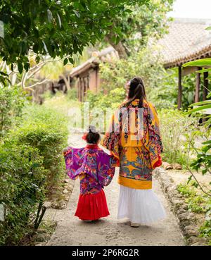 Femme d'Okinawan avec fille portant Uchinaaasugai, Ryusou, Ryuso, robe traditionnelle des îles Ryukyu, Okinawa Banque D'Images