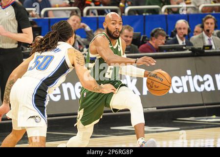 Orlando, Floride, États-Unis, 7 mars 2023, Milwaukee Bucks garde Jevon carter #5 tenter de traverser Cole Anthony #50 pendant la seconde moitié au centre Amway. (Crédit photo : Marty Jean-Louis) Banque D'Images