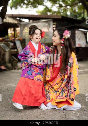 Femme d'Okinawan avec fille portant Uchinaaasugai, Ryusou, Ryuso, robe traditionnelle des îles Ryukyu, Okinawa Banque D'Images