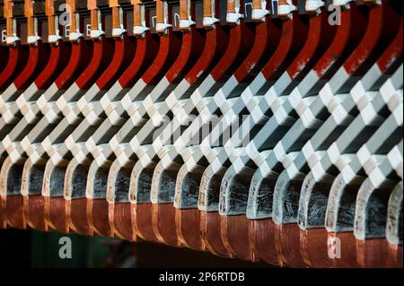 Groupe de détails métalliques colorés du moteur électrique à l'usine Banque D'Images