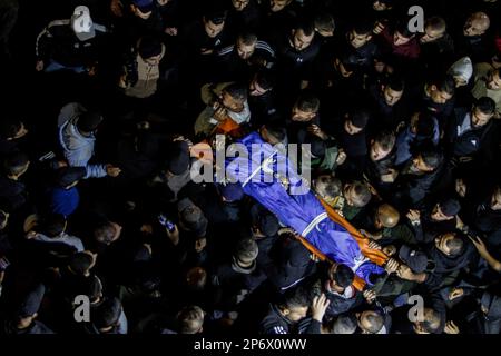 Jénine, Palestine, 07/03/2023, (NOTE DE LA RÉDACTION : l'image dépeint la mort) les Palestiniens portent le corps de l'un des six Palestiniens qui ont été tués par des balles de l'armée israélienne lors d'un raid sur le camp occupé de Djénine en Cisjordanie. De grandes forces de l'armée israélienne ont pris d'assaut le camp de Jénine et ont détruit un abri dans lequel 6 Palestiniens armés ont été renfermées, y compris l'Abdel-Fattah Khrusheh palestinien, qui a mené l'attaque de tir sur un colon israélien de sa ville, Hawara, sur 28 février. Le Ministère palestinien de la santé a déclaré que 6 Palestiniens avaient été tués au cours de ce raid. Banque D'Images