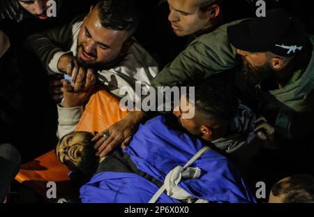 Jénine, Palestine, 07/03/2023, (NOTE DE LA RÉDACTION : l'image dépeint la mort) les Palestiniens portent le corps de l'un des six Palestiniens qui ont été tués par des balles de l'armée israélienne lors d'un raid sur le camp occupé de Djénine en Cisjordanie. De grandes forces de l'armée israélienne ont pris d'assaut le camp de Jénine et ont détruit un abri dans lequel 6 Palestiniens armés ont été renfermées, y compris l'Abdel-Fattah Khrusheh palestinien, qui a mené l'attaque de tir sur un colon israélien de sa ville, Hawara, sur 28 février. Le Ministère palestinien de la santé a déclaré que 6 Palestiniens avaient été tués au cours de ce raid. Banque D'Images