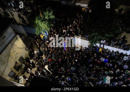 Jénine, Palestine, 07/03/2023, (NOTE DE LA RÉDACTION : l'image dépeint la mort) les Palestiniens portent le corps de l'un des six Palestiniens qui ont été tués par des balles de l'armée israélienne lors d'un raid sur le camp occupé de Djénine en Cisjordanie. De grandes forces de l'armée israélienne ont pris d'assaut le camp de Jénine et ont détruit un abri dans lequel 6 Palestiniens armés ont été renfermées, y compris l'Abdel-Fattah Khrusheh palestinien, qui a mené l'attaque de tir sur un colon israélien de sa ville, Hawara, sur 28 février. Le Ministère palestinien de la santé a déclaré que 6 Palestiniens avaient été tués au cours de ce raid. Banque D'Images