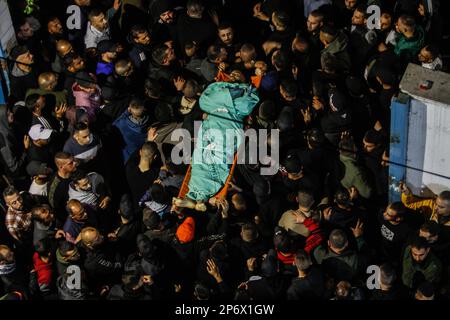 Jénine, Palestine, 07/03/2023, (NOTE DE LA RÉDACTION : l'image dépeint la mort) les Palestiniens portent le corps de l'un des six Palestiniens qui ont été tués par des balles de l'armée israélienne lors d'un raid sur le camp occupé de Djénine en Cisjordanie. De grandes forces de l'armée israélienne ont pris d'assaut le camp de Jénine et ont détruit un abri dans lequel 6 Palestiniens armés ont été renfermées, y compris l'Abdel-Fattah Khrusheh palestinien, qui a mené l'attaque de tir sur un colon israélien de sa ville, Hawara, sur 28 février. Le Ministère palestinien de la santé a déclaré que 6 Palestiniens avaient été tués au cours de ce raid. Banque D'Images