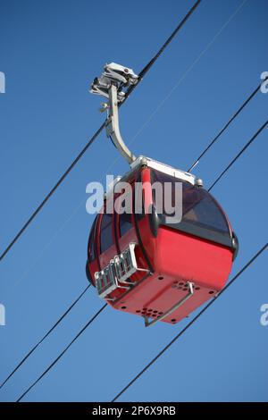 Une télécabine rouge contre le ciel bleu, Hokkaido, Japon Banque D'Images