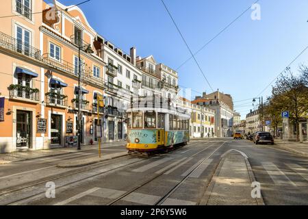 une scène de rue avec un tramway sur la route et des bâtiments en arrière-plan, pris d'une vue de dessus Banque D'Images