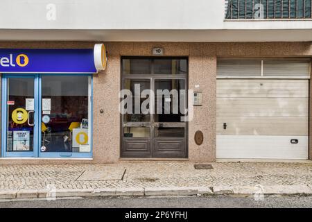 un magasin sur le côté d'une rue avec une porte ouverte et un panneau qui dit elo en espagnol Banque D'Images