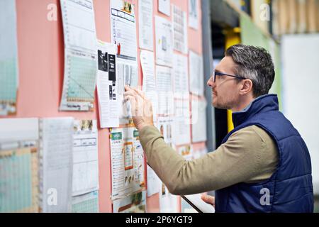 Organisé et efficace. un homme travaillant dans un grand entrepôt. Banque D'Images