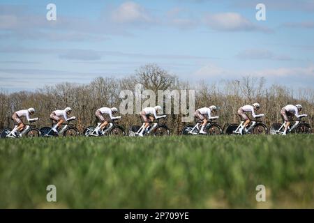 AG2R coureurs Citroën photographiés en action lors de la troisième étape de l'édition 81st de la course Paris-Nice de huit jours, un essai de 32,2 km en équipe avec début et fin à Dampierre-en-Burly, France, mardi 07 mars 2023. BELGA PHOTO DAVID PINTENS Banque D'Images