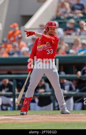 Lakeland FL USA ; St. Le second baseur de Louis Cardinals Brendan Donovan (33) pointe vers l'extérieur lors d'un match d'entraînement de printemps de la MLB contre le Détroit Banque D'Images