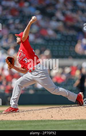 Lakeland FL USA ; St. Andrew Suarez (31), pichet de Louis Cardinals, délivre un terrain lors d'un match d'entraînement de printemps de la MLB contre les Tigres de Detroit à Publ Banque D'Images