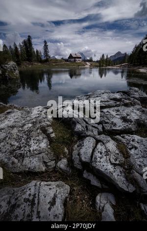 Photo de Hut Rifugio Palmieri et du lac Croda da da Lago, Cortina d'Ampezzo, Italie Banque D'Images