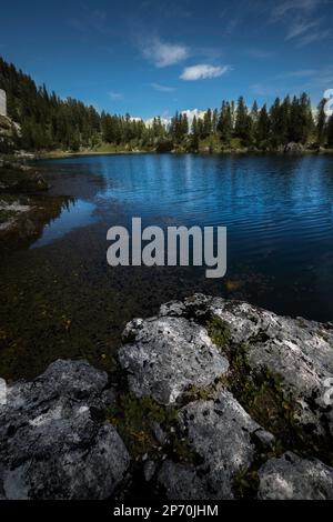 Photo de Hut Rifugio Palmieri et du lac Croda da da Lago, Cortina d'Ampezzo, Italie Banque D'Images