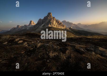 Photo de l'hôpital Pio XII qui se reflète dans le lac Misurina, Cortina d'Ampezzo, Italie Banque D'Images