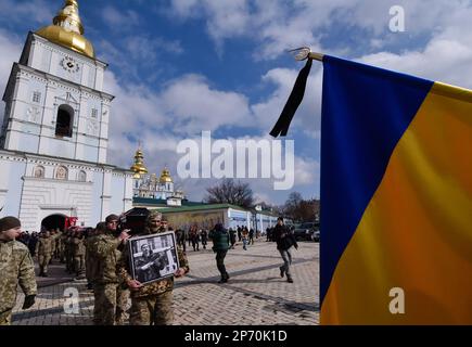 Kiev, Ukraine. 07th mars 2023. Les militaires ukrainiens portent les coffres des soldats Maxim Mikhaïlov, Yuriy Horovets, Taras Karpyuk et Bohdan Lyagov lors de la cérémonie funéraire près de St. Cathédrale de Michael à Kiev. Sur 7 mars, ils ont dit au revoir aux officiers ukrainiens des services de renseignement qui sont morts lors d'une mission de combat dans la région de Bryansk, en Russie, sur 25 décembre 2022. Les corps de ces personnes ont été retournés en Ukraine sur 22 février 2023. Crédit : SOPA Images Limited/Alamy Live News Banque D'Images