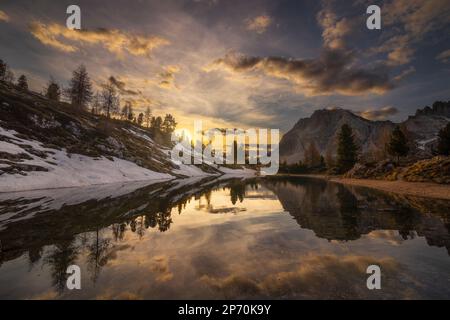 Photo des réflexions du mont Lagazuoi dans le lac Limides au coucher du soleil, Cortina d'Ampezzo, Italie Banque D'Images