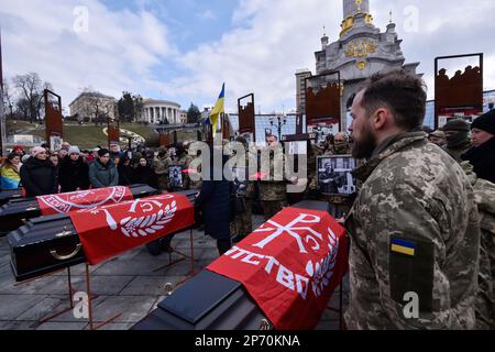 Kiev, Ukraine. 07th mars 2023. Les gens font leur dernier respect autour des cercueils avec les corps des soldats ukrainiens Maxim Mikhaïlov, Yuriy Horovets, Taras Karpyuk et Bohdan Lyagov lors de la cérémonie funéraire sur la place de l'indépendance au centre de Kiev. Sur 7 mars, ils ont dit au revoir aux officiers ukrainiens des services de renseignement qui sont morts lors d'une mission de combat dans la région de Bryansk, en Russie, sur 25 décembre 2022. Les corps de ces personnes ont été retournés en Ukraine sur 22 février 2023. Crédit : SOPA Images Limited/Alamy Live News Banque D'Images