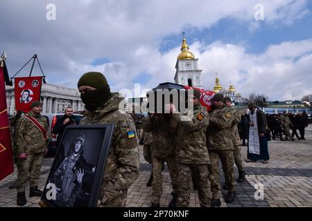 Kiev, Ukraine. 07th mars 2023. Les militaires ukrainiens portent les coffres des soldats Maxim Mikhaïlov, Yuriy Horovets, Taras Karpyuk et Bohdan Lyagov lors de la cérémonie funéraire près de St. Cathédrale de Michael à Kiev. Sur 7 mars, ils ont dit au revoir aux officiers ukrainiens des services de renseignement qui sont morts lors d'une mission de combat dans la région de Bryansk, en Russie, sur 25 décembre 2022. Les corps de ces personnes ont été retournés en Ukraine sur 22 février 2023. Crédit : SOPA Images Limited/Alamy Live News Banque D'Images