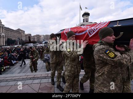 Kiev, Ukraine. 07th mars 2023. Les militaires ukrainiens portent les coffres des soldats Maxim Mikhaïlov, Yuriy Horovets, Taras Karpyuk et Bohdan Lyagov lors de la cérémonie funéraire sur la place de l'indépendance, au centre de Kiev. Sur 7 mars, ils ont dit au revoir aux officiers ukrainiens des services de renseignement qui sont morts lors d'une mission de combat dans la région de Bryansk, en Russie, sur 25 décembre 2022. Les corps de ces personnes ont été retournés en Ukraine sur 22 février 2023. Crédit : SOPA Images Limited/Alamy Live News Banque D'Images