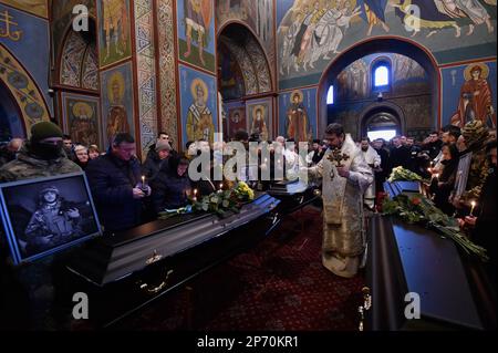 Kiev, Ukraine. 07th mars 2023. Les parents des soldats ukrainiens morts Maxim Mikhaïlov, Yuriy Horovets, Taras Karpyuk et Bohdan Lyagov tiennent des bougies pendant la cérémonie funéraire à St. Cathédrale de Michael à Kiev. Sur 7 mars, ils ont dit au revoir aux officiers ukrainiens des services de renseignement qui sont morts lors d'une mission de combat dans la région de Bryansk, en Russie, sur 25 décembre 2022. Les corps de ces personnes ont été retournés en Ukraine sur 22 février 2023. Crédit : SOPA Images Limited/Alamy Live News Banque D'Images