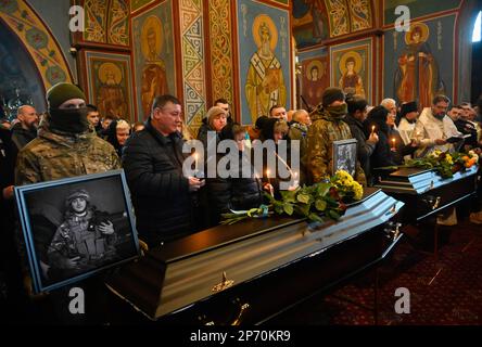 Kiev, Ukraine. 07th mars 2023. Les Ukrainiens assistent aux funérailles des militaires ukrainiens déchus Maxim Mikhaïlov, Yuriy Horovets, Taras Karpyuk et Bohdan Lyagov à St. Cathédrale de Michael à Kiev. Sur 7 mars, ils ont dit au revoir aux officiers ukrainiens des services de renseignement qui sont morts lors d'une mission de combat dans la région de Bryansk, en Russie, sur 25 décembre 2022. Les corps de ces personnes ont été retournés en Ukraine sur 22 février 2023. Crédit : SOPA Images Limited/Alamy Live News Banque D'Images