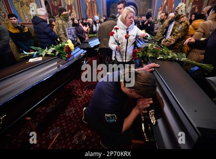 Kiev, Ukraine. 07th mars 2023. Les gens font leur dernier respect autour des cercueils avec les corps des soldats ukrainiens Maxim Mikhaïlov, Yuriy Horovets, Taras Karpyuk et Bohdan Lyagov lors de la cérémonie funéraire à Saint Cathédrale de Michael à Kiev. Sur 7 mars, ils ont dit au revoir aux officiers ukrainiens des services de renseignement qui sont morts lors d'une mission de combat dans la région de Bryansk, en Russie, sur 25 décembre 2022. Les corps de ces personnes ont été retournés en Ukraine sur 22 février 2023. Crédit : SOPA Images Limited/Alamy Live News Banque D'Images