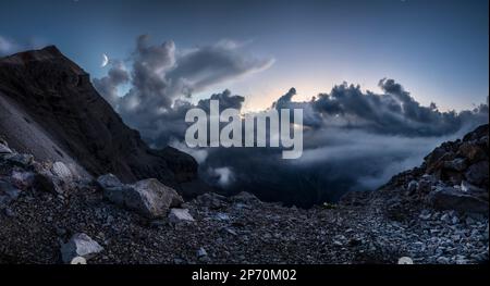 Photo des formations de nuages après le coucher du soleil dans la chaîne de Tofane, montagnes célèbres à Cortina d'Ampezzo, Italie Banque D'Images