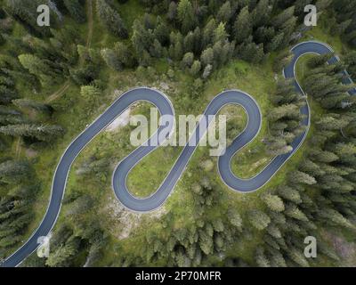 Photo de la route sinueuse qui monte jusqu'à Passo Giau à Cortina d'Ampezzo, Italie Banque D'Images