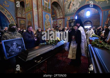 Kiev, Ukraine. 07th mars 2023. Prêtre de l'Église orthodoxe d'Ukraine vu lors de la cérémonie funéraire pour les militaires ukrainiens morts Maxim Mikhaïlov, Yuriy Horovets, Taras Karpyuk et Bohdan Lyagov à Saint Cathédrale de Michael à Kiev. Sur 7 mars, ils ont dit au revoir aux officiers ukrainiens des services de renseignement qui sont morts lors d'une mission de combat dans la région de Bryansk, en Russie, sur 25 décembre 2022. Les corps de ces personnes ont été retournés en Ukraine sur 22 février 2023. (Photo par Sergei Chuzavkov/SOPPA Images/Sipa USA) crédit: SIPA USA/Alay Live News Banque D'Images