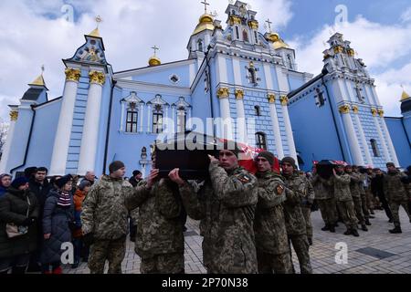 Kiev, Ukraine. 07th mars 2023. Les militaires ukrainiens portent les coffres des soldats Maxim Mikhaïlov, Yuriy Horovets, Taras Karpyuk et Bohdan Lyagov lors de la cérémonie funéraire près de St. Cathédrale de Michael à Kiev. Sur 7 mars, ils ont dit au revoir aux officiers ukrainiens des services de renseignement qui sont morts lors d'une mission de combat dans la région de Bryansk, en Russie, sur 25 décembre 2022. Les corps de ces personnes ont été retournés en Ukraine sur 22 février 2023. (Photo par Sergei Chuzavkov/SOPPA Images/Sipa USA) crédit: SIPA USA/Alay Live News Banque D'Images