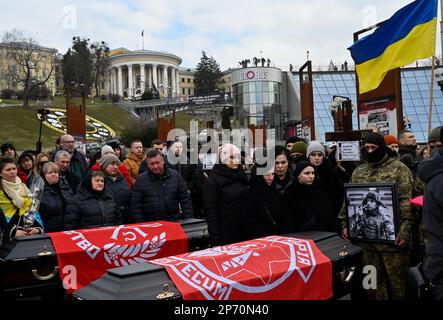 Kiev, Ukraine. 07th mars 2023. Les gens font leur dernier respect autour des cercueils avec les corps des soldats ukrainiens Maxim Mikhaïlov, Yuriy Horovets, Taras Karpyuk et Bohdan Lyagov lors de la cérémonie funéraire sur la place de l'indépendance au centre de Kiev. Sur 7 mars, ils ont dit au revoir aux officiers ukrainiens des services de renseignement qui sont morts lors d'une mission de combat dans la région de Bryansk, en Russie, sur 25 décembre 2022. Les corps de ces personnes ont été retournés en Ukraine sur 22 février 2023. (Photo par Sergei Chuzavkov/SOPPA Images/Sipa USA) crédit: SIPA USA/Alay Live News Banque D'Images