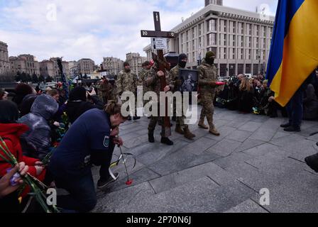 Kiev, Ukraine. 07th mars 2023. Les gens se mettent à genoux lorsque les militaires ukrainiens portent les coffres des soldats Maxim Mikhaïlov, Yuriy Horovets, Taras Karpyuk et Bohdan Lyagov lors de la cérémonie funéraire sur la place de l'indépendance, au centre de Kiev. Sur 7 mars, ils ont dit au revoir aux officiers ukrainiens des services de renseignement qui sont morts lors d'une mission de combat dans la région de Bryansk, en Russie, sur 25 décembre 2022. Les corps de ces personnes ont été retournés en Ukraine sur 22 février 2023. (Photo par Sergei Chuzavkov/SOPPA Images/Sipa USA) crédit: SIPA USA/Alay Live News Banque D'Images