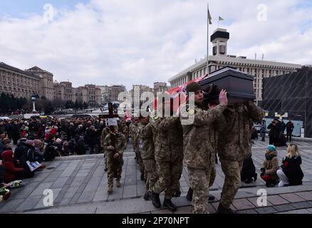 Kiev, Ukraine. 07th mars 2023. Les gens se mettent à genoux lorsque les militaires ukrainiens portent les coffres des soldats Maxim Mikhaïlov, Yuriy Horovets, Taras Karpyuk et Bohdan Lyagov lors de la cérémonie funéraire sur la place de l'indépendance, au centre de Kiev. Sur 7 mars, ils ont dit au revoir aux officiers ukrainiens des services de renseignement qui sont morts lors d'une mission de combat dans la région de Bryansk, en Russie, sur 25 décembre 2022. Les corps de ces personnes ont été retournés en Ukraine sur 22 février 2023. (Photo par Sergei Chuzavkov/SOPPA Images/Sipa USA) crédit: SIPA USA/Alay Live News Banque D'Images
