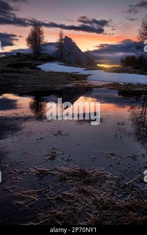 Photo du mont Sass de stria se reflétant dans un étang au coucher du soleil à Cortina d'Ampezzo, Italie Banque D'Images