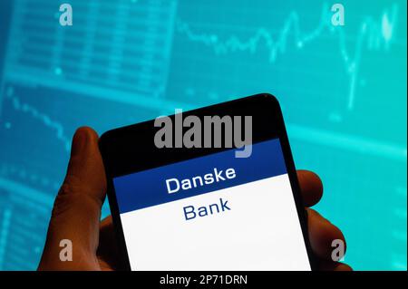 Chine. 15th févr. 2023. Dans cette illustration, le logo Danske Bank est affiché sur un smartphone avec un graphique d'indice boursier économique en arrière-plan. (Credit image: © Budrul Chukrut/SOPA Images via ZUMA Press Wire) USAGE ÉDITORIAL SEULEMENT! Non destiné À un usage commercial ! Banque D'Images