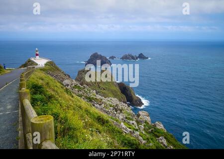 Vue sur le phare, les falaises du cap Ortegal et l'océan atlantique, Galice, Espagne Banque D'Images