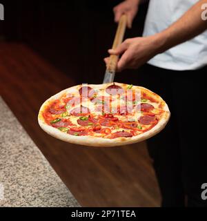 pizza italienne traditionnelle du four en pierre avec vapeur fraîche dans la pizzeria italienne. Banque D'Images