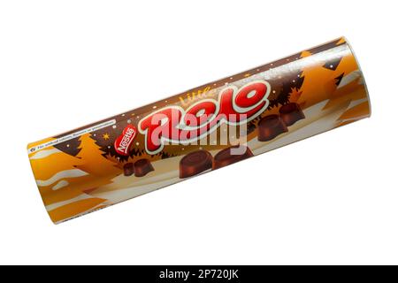 Tube de bain de chocolats Nestle Rolo Candy Rolo isolé sur fond blanc Banque D'Images