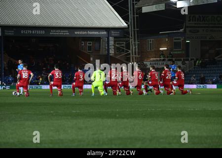 Peterborough, Royaume-Uni. 07th mars 2023. L'équipe de Shrewsbury prend le genou lors du match Peterborough United contre Shrewsbury Town EFL League One, au Weston Homes Stadium, Peterborough, Cambridgeshire. Crédit : Paul Marriott/Alay Live News Banque D'Images