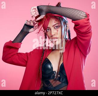 Femme, portrait de studio et mode cuir avec punk, rock ou métal lourd esthétique par fond rose. Gen z fille, fantaisie et vêtements de filet avec Banque D'Images