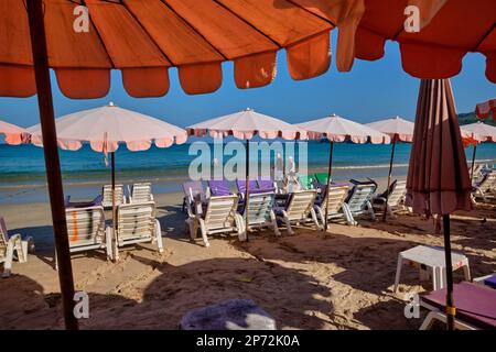Rangées de transats et parasols à Kamala Beach, Phuket, Thaïlande Banque D'Images
