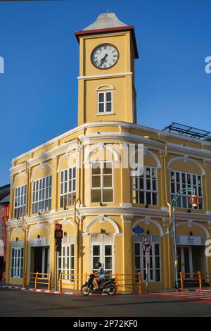 L'emblématique Phromthep Clocktower dans la vieille ville de Phuket Town, Phuket, Thaïlande Banque D'Images