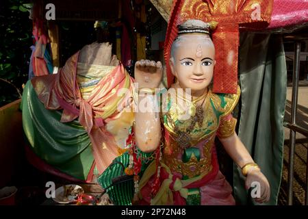 Une figure garante du sanctuaire d'un esprit marin à la plage de Nai Thon, Phuket, Thaïlande, en signe de la manière du populaire chat japonais maneki-neko Banque D'Images