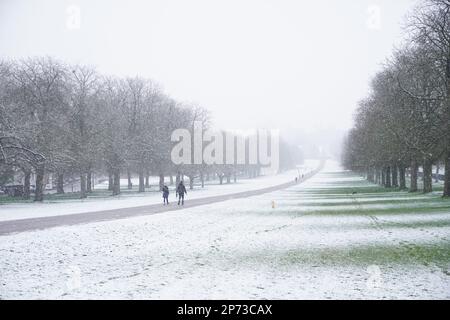 La neige tôt le matin sur la longue promenade au château de Windsor, dans le Berkshire, tandis que certaines parties du Royaume-Uni se réveillent à la neige et à un temps jaune warningDate de l'image : mercredi 8 mars 2023. Banque D'Images