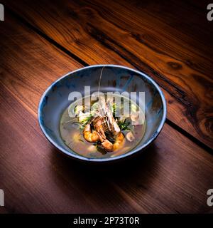 Fruits de mer appétissants servis dans des plats à l'ancienne. Banque D'Images