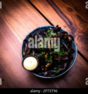 Fruits de mer appétissants servis dans des plats à l'ancienne. Banque D'Images